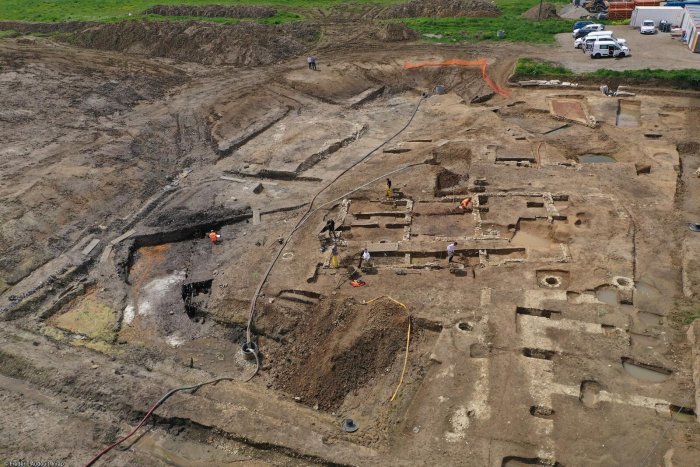 1,700-Year-Old Roman Shoes And An Exceptional Glᴀss Workshop Unearthed In France