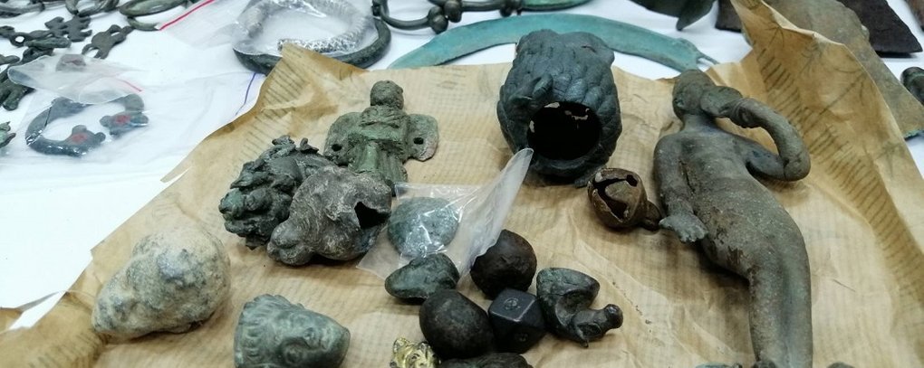 Serbian Customs seized an archaeological collection that they illegally tried to import into the country under the guise of a cargo of Parquet from Ukraine.