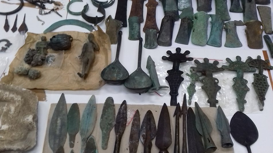 Serbian Customs seized an archaeological collection that they illegally tried to import into the country under the guise of a cargo of Parquet from Ukraine.