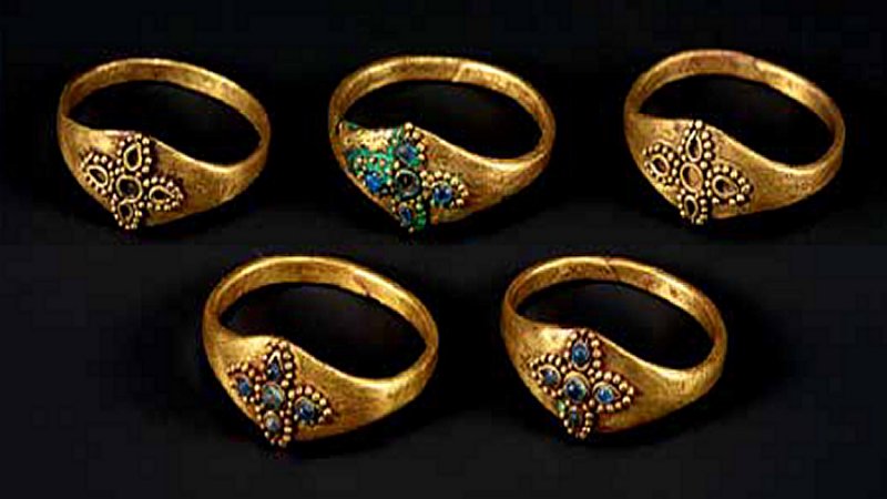 Rings made of gold and glᴀss, 1.8-2,4 cm. Silla kingdom, early period 5th century found in the south mound of Hwangnam Daechong Tomb, Gyeongju National Museum, Korea. 