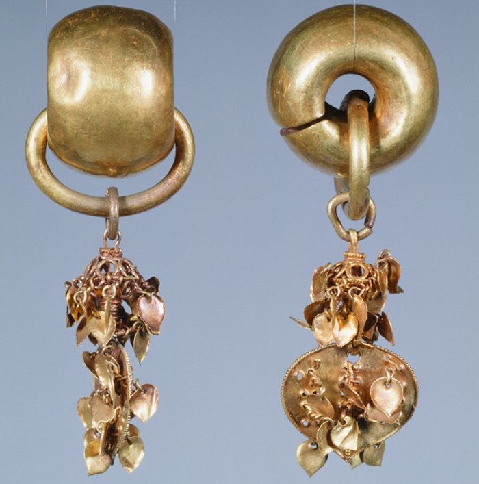  Gold earrings of silver. Dimensions L. 8.5cm, D. 3.2cm, Silla Kingdom.