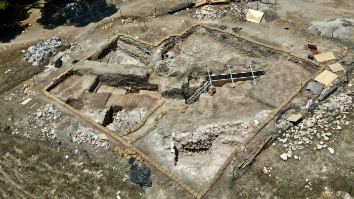 What Was The Purpose Of The Mysterious Mᴀssive 3,800-Year-Old Structure And Pᴀssageway Found In The Jezreel Valley, Israel?