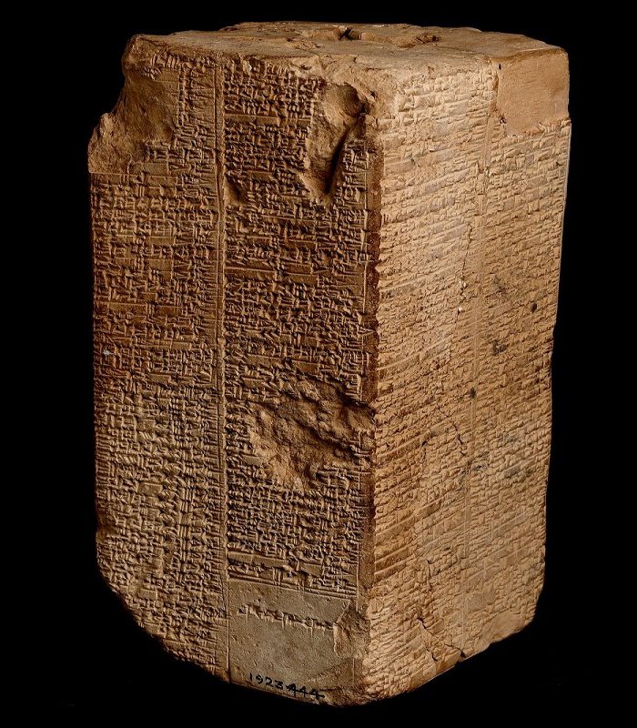 The clay tablet that survived was dated by the scribe who wrote it in the reign of King Utukhegal of Erech (Uruk), which places it around 2125 BC. Utukhegal was one of the first native kings of Sumer after centuries of Akkadian and Gutian dominance. PH๏τo: Ashmolean Museum