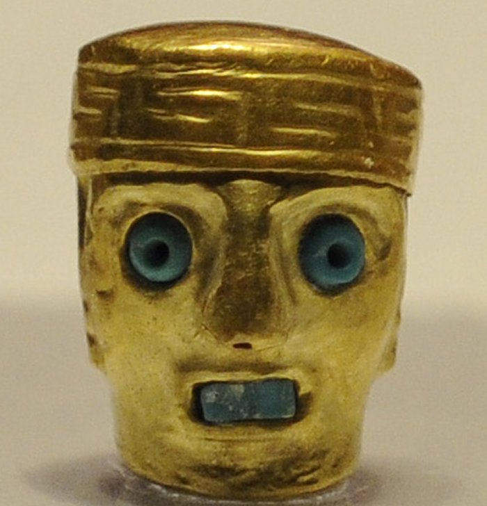 Tiwanaku ceramics and gold items