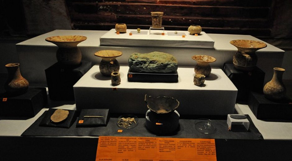 Tiwanaku ceramics and gold items