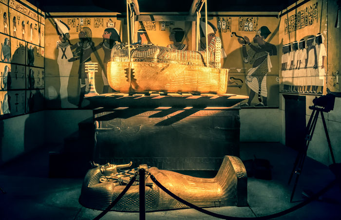 Mysterious Hieroglyphs Point To The Location Of Queen Neferтιтi's Tomb?