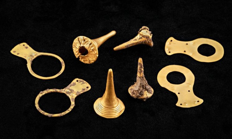 Unusual 6,000-Year-Old Gold Objects Discovered In Hungarian Tombs - More Mysterious Conical Hats?