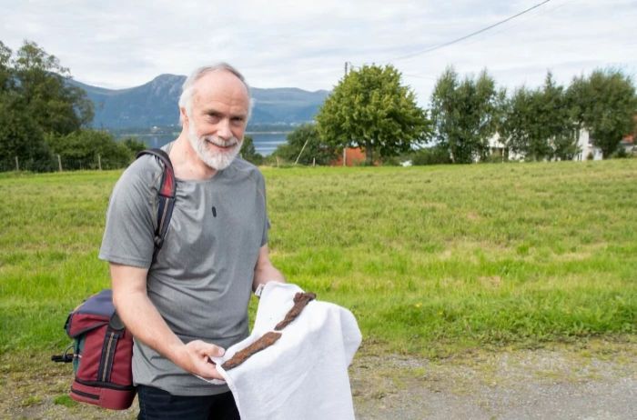 Man Finds An Viking Sword In His Garden - A Viking Grave Could Also Be Near The Area - Scientists Say